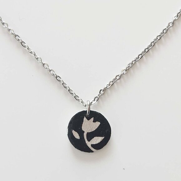 Vintage 60s tulip flower pendant with a small silver chain - Picture 4 of 6